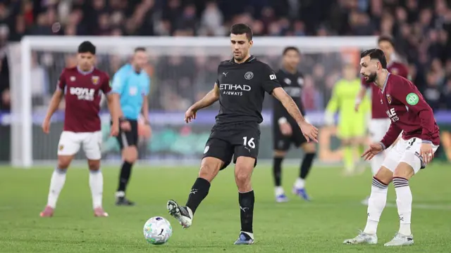 Rodri makes a pass for Manchester City
