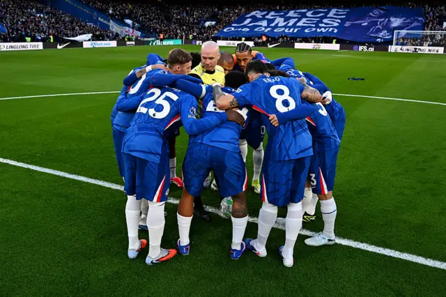 Chelse'a players huddle around the referee prior to kick-off