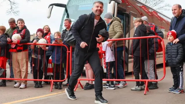 Aberdeen head coach Stephen Robinson arrives