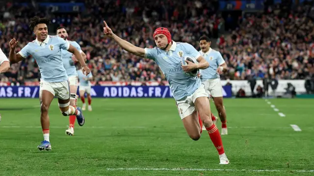 Bielle-Biarrey scores a try