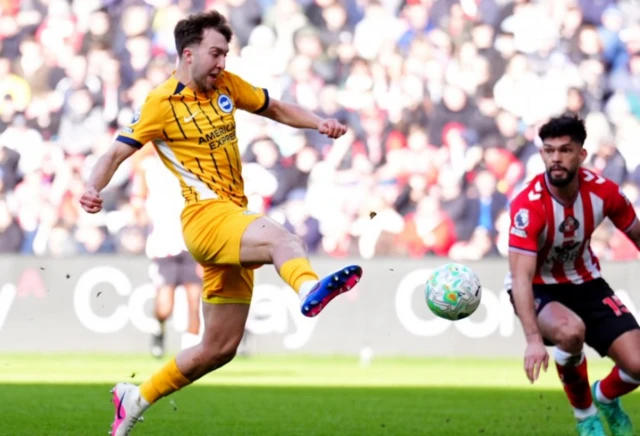 Brighton and Hove Albion's Jack Hinshelwood (left) attempts a shot towards goal