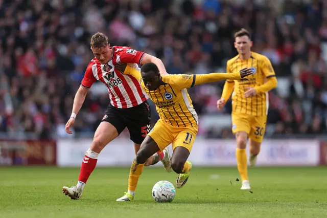 Yankuba Minteh of Brighton & Hove Albion runs with the ball