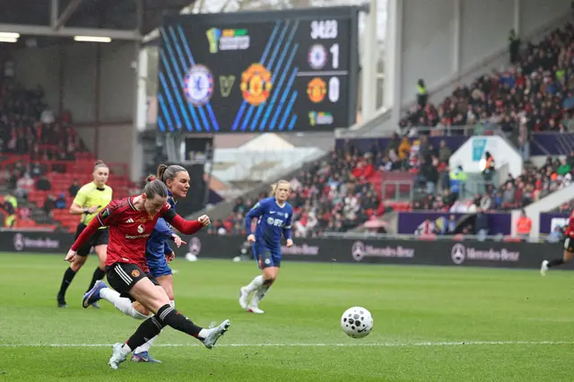Manchester United's Norwegian striker #10 Elisabeth Terland shoots but fails to score