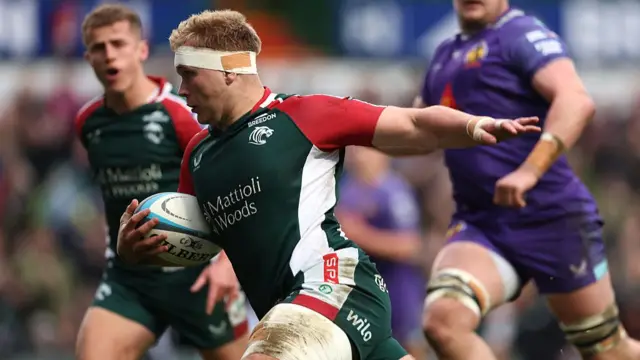 Archie van der Flier runs with the ball tucked under his right arm and his left arm out to the side