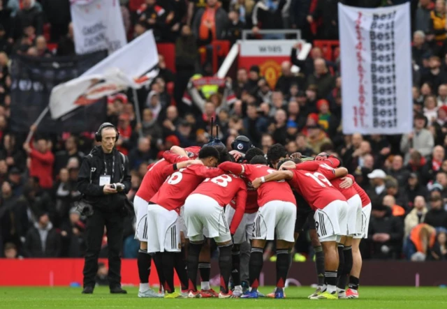 Manchester United players huddle
