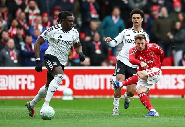 Nottingham Forest's Elliot Anderson has a shot against Fulham