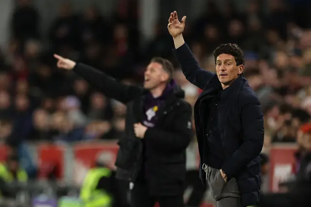 Wolverhampton Wanderers' Welsh head coach Rob Edwards (L) and Brentford's Irish head coach Keith Andrews (R) on the touchline