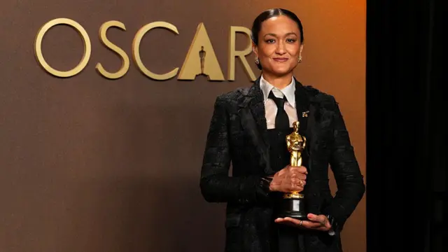 Autumn Durald Arkapaw with her Oscar for best cinematography