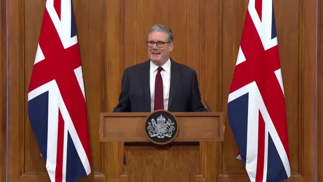 Starmer at podium.