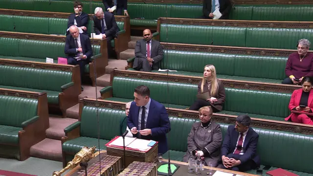 Wide upwards shot of Wes Streeting at the box speaking to MPs in the House of Commons
