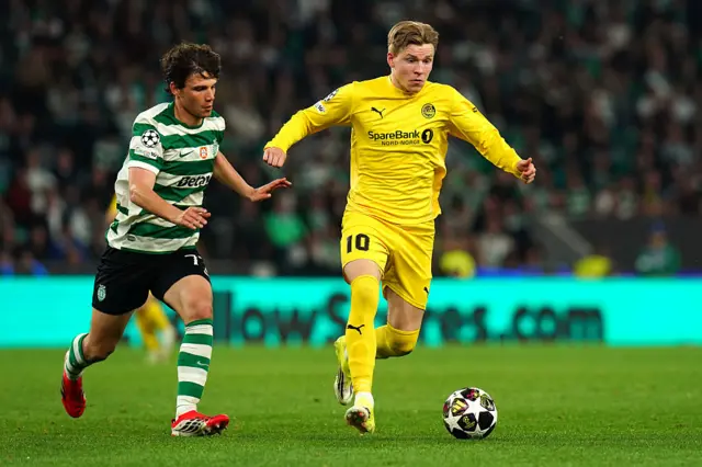 Jens Petter Hauge of Bodo/Glimt runs with the ball whilst under pressure from Eduardo Quaresma of Sporting