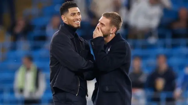 Jude Bellingham of Real Madrid speaks with Franco Mastantuono