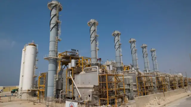 A view of a part of phase 19 of the South Pars gas field in Iran. Large petrochemical plant can be seen with lots of tall towers, stair cases, cooling tubes and ladders