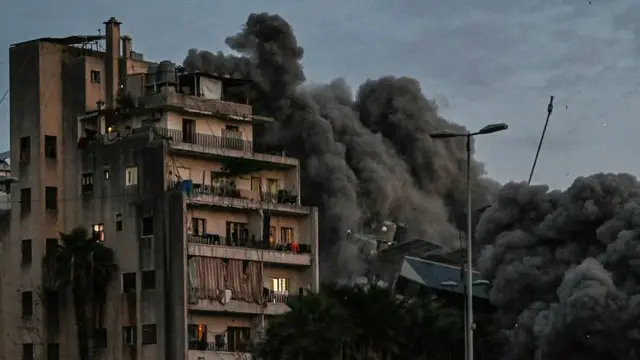 Ο καπνός αυξάνεται μετά τα ισραηλινά χτυπήματα στη Βηρυτό