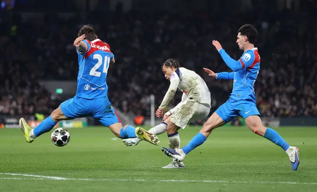 Xavi Simons shoots