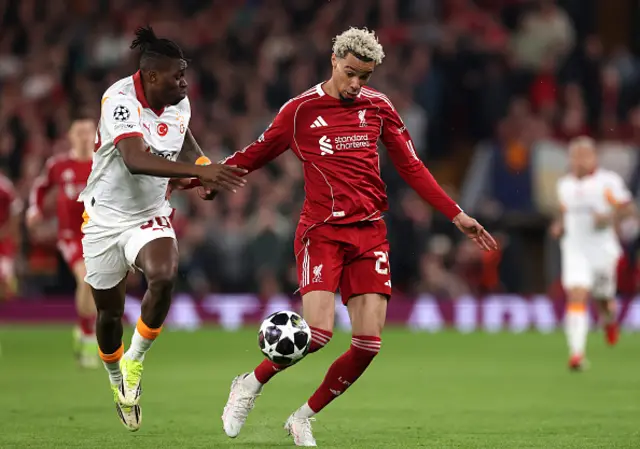 Hugo Ekitike of Liverpool controls the ball whilst under pressure
