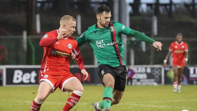 Cliftonville's Conor Pepper challenges Pat Hoban of Glentoran