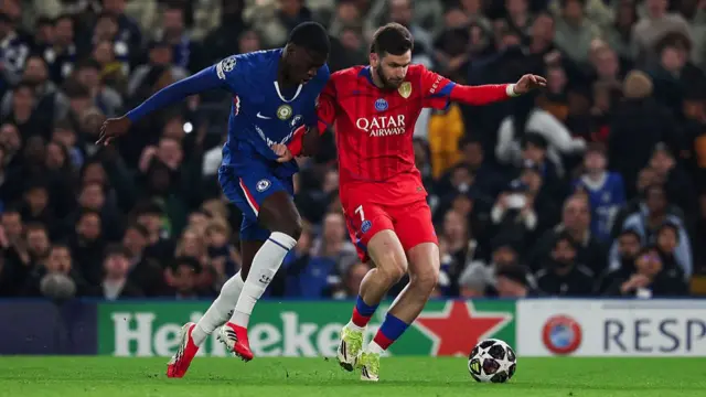 Paris Saint-Germain's Georgian forward #07 Khvicha Kvaratskhelia (R) fights for the ball with Chelsea's French defender #19 Mamadou Sarr