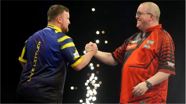 Luke Littler acknowledges Stephen Bunting