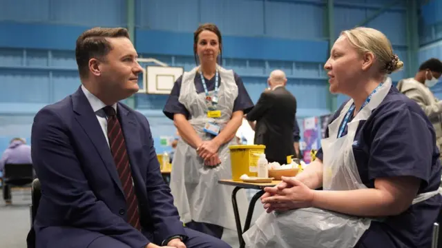Wes Streeting speaks to medical workers at the University of Kent