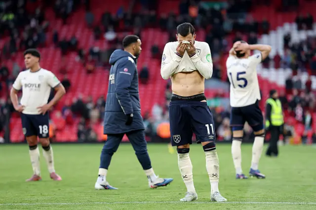 Taty Castellanos with his head on his shirt