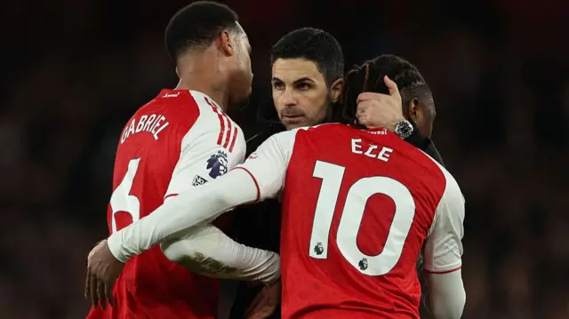Arsenal's Spanish manager Mikel Arteta (C) celebrates with Arsenal's Brazilian defender #06 Gabriel Magalhaes (L) and Arsenal's English midfielder #10 Eberechi Eze (R) after their victory