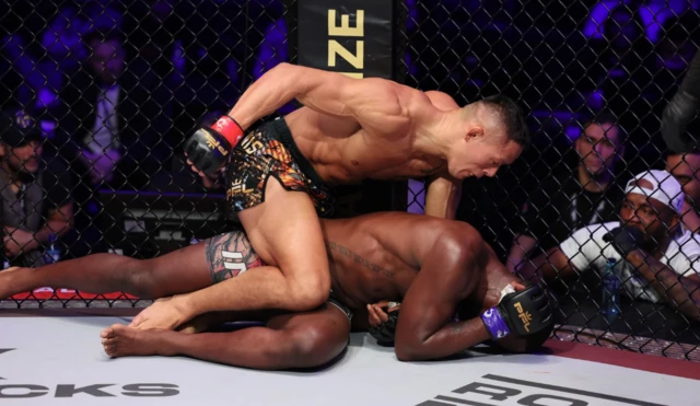 Costello van Steenis punches Fabian Edwards