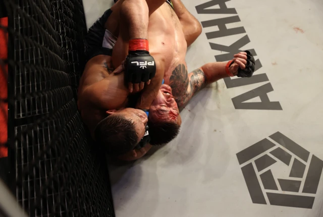 Costello van Steenis chokes Johnny Eblen