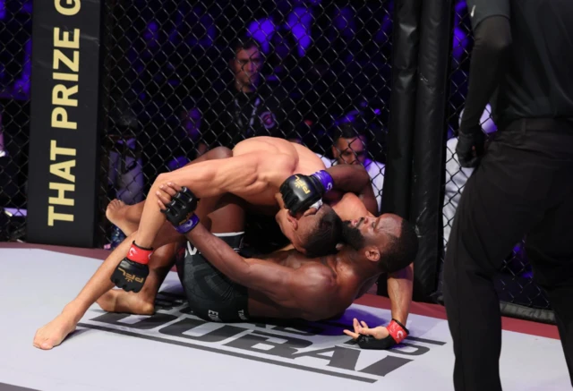 Costello van Steenis grapplies with Fabian Edwards