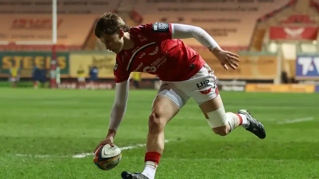 Ellis Mee scores Scarlets' fourth try