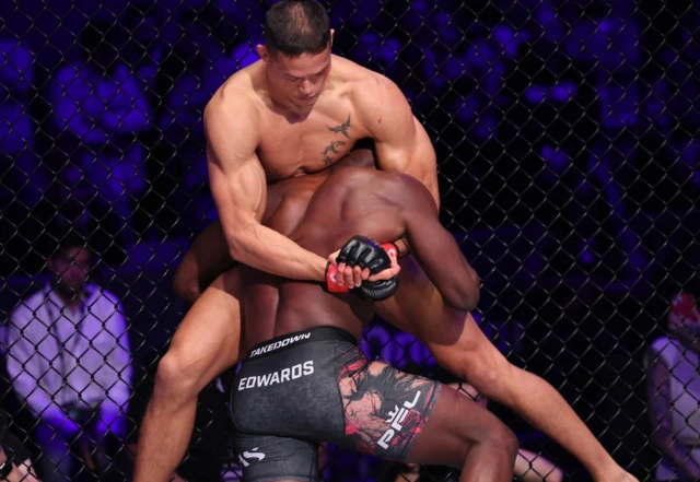 Costello van Steenis fights off Fabian Edwards' takedown
