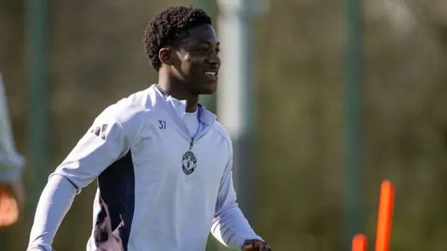 Manchester United's Kobbie Mainoo warms up.