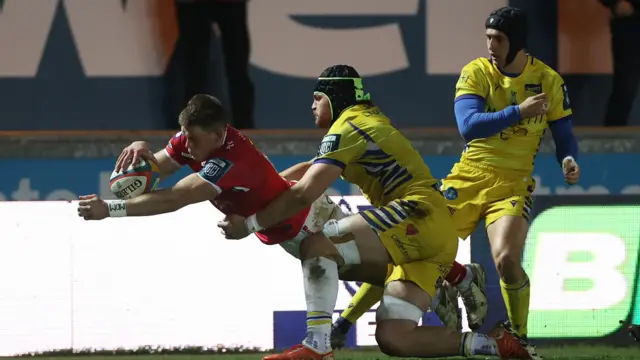 Jarrod Taylor scores