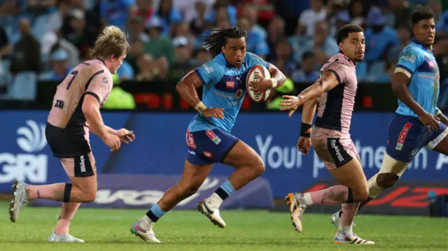 Stedman Gans of Vodacom Bulls runs with the ball