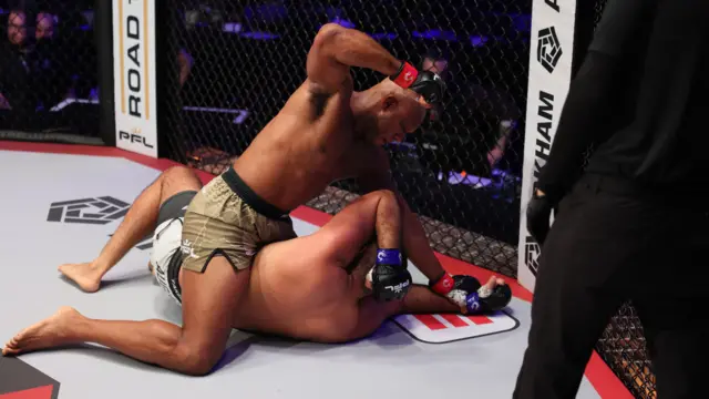 Linton Vassell punches Jose Augusto