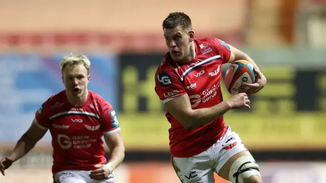 Jarrod Taylor of Scarlets makes a break