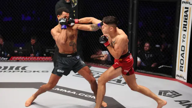 Gino van Steenis knocks out Mark Ewen