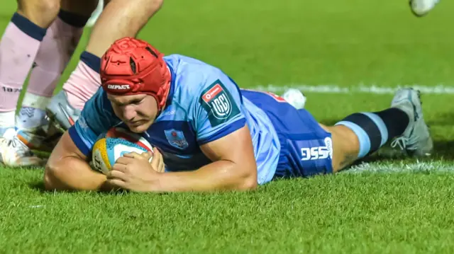 Johan Grobbelaar of the Vodacom Bulls scoring his try