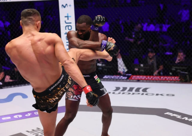Costello van Steenis kicks Fabian Edwards