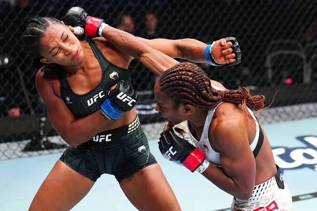 Shanelle Dyer punches Ravena Oliveira in the face