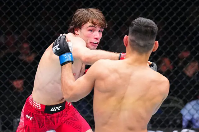 Luke Riley throws a punch at Michael Aswell Jr
