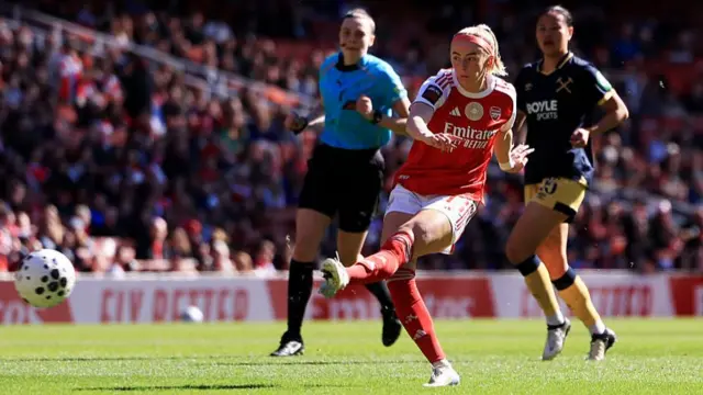 Chloe Kelly scores