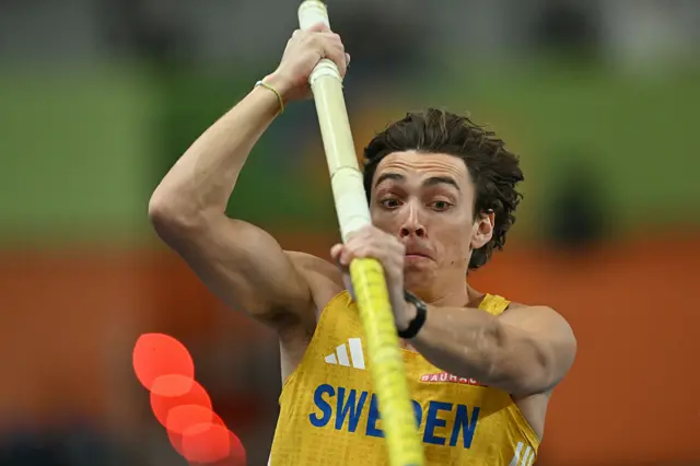 Armand Duplantis competes