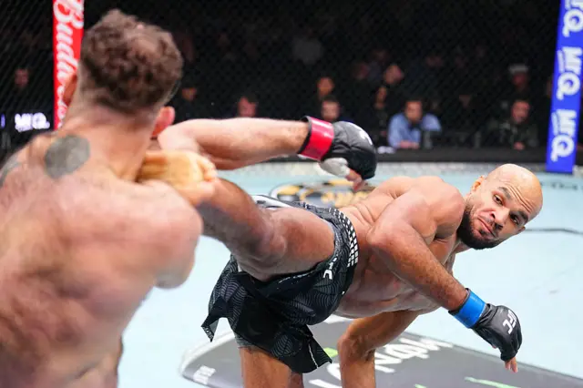 Christian Leroy Duncan lands a kick on Roman Dolidze