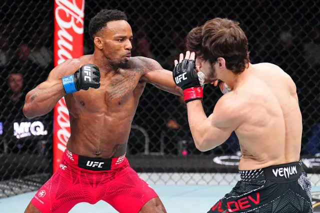 Lerone Murphy and Movsar Evloev in a fight