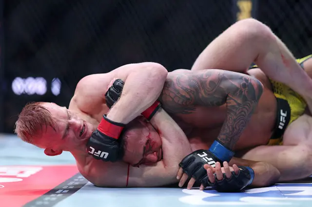 Mantas Kondratavicius chokes a bloody Antonio Trocoli