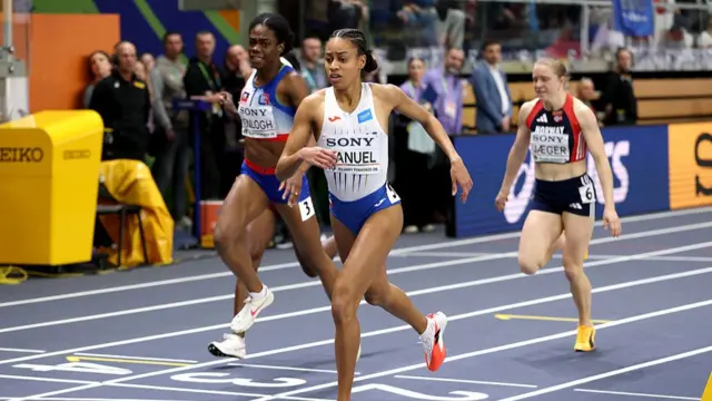 Gold medallist Lurdes Gloria Manuel crosses the finish line