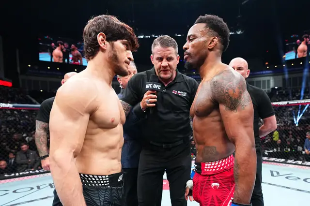 Movsar Evloev and Lerone Murphy face off before a fight