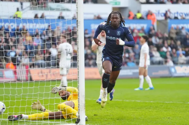Coventry City's Brandon Thomas-Asante (centre) celebrates