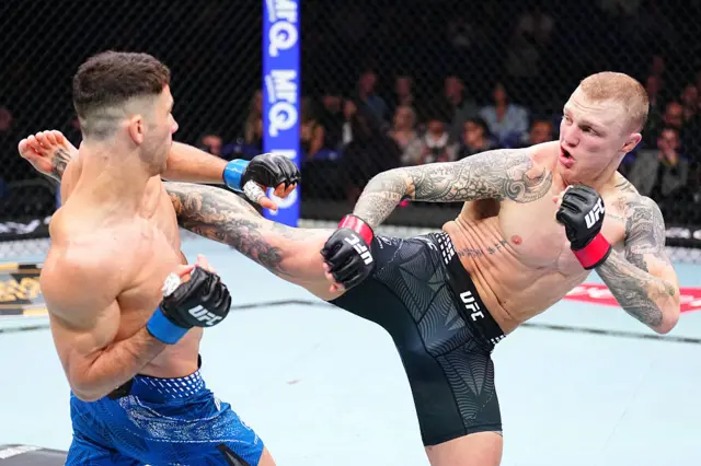 Mason Jones lands a head kick on Axel Sola